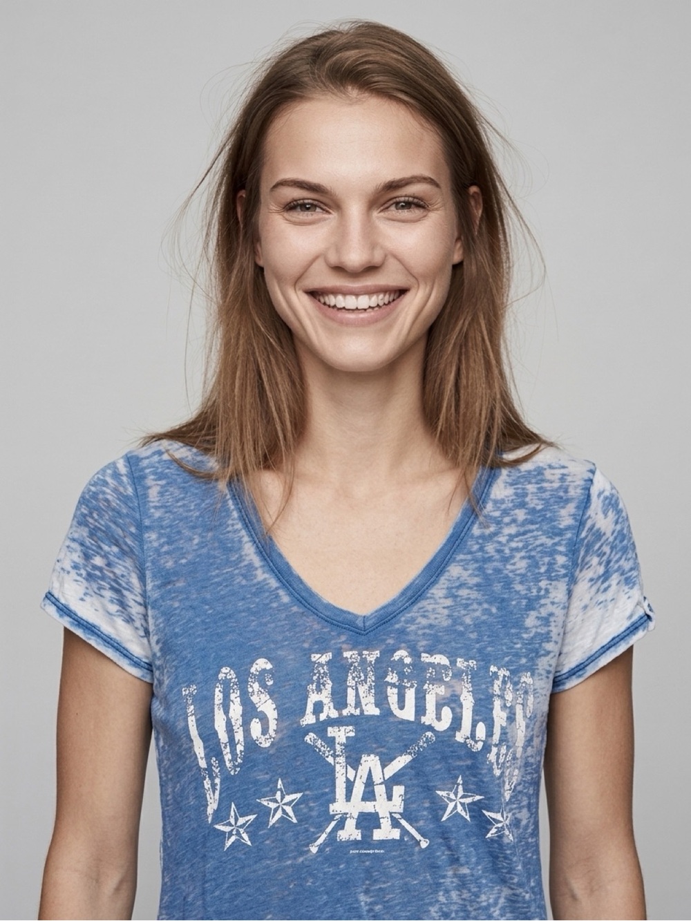 5th & Ocean Los Angeles V‑Neck Tee in Blue and White